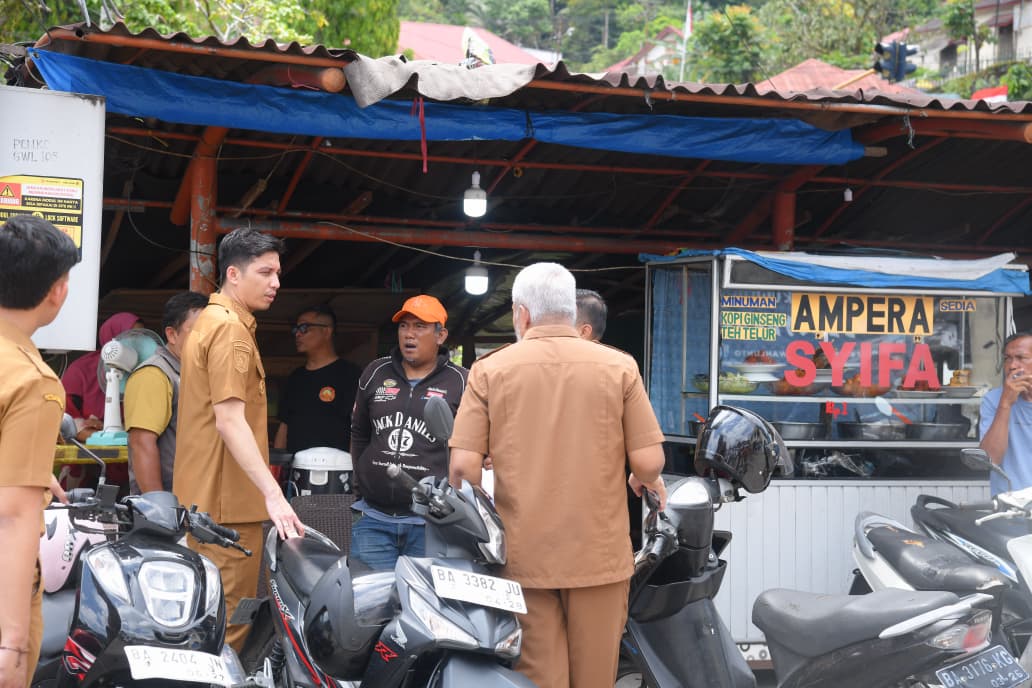 Wali Kota Riyanda Putra bersama Wakil Wali Kota Jeffry Hibatullah meninjau langsung kondisi sarana dan prasarana Pasar Sawahlunto guna mengevaluasi kelayakan fasilitas, Senin (13/4/2026). (foto/yudha ahada)